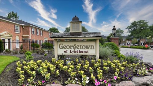 2104 Glouchester Dr, Lyndhurst, OH, 44124-4013 | Card Image