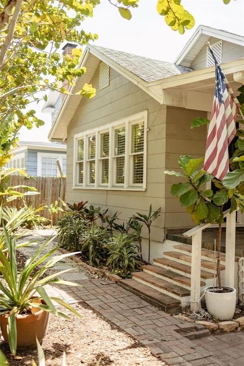 1024 22nd Ave N, St Petersburg, FL, 33704-3222 | Card Image