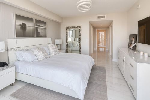 4-2407-300 Sunny Isles Blvd, Sunny Isles Beach, FL, 33160-5635 | Card Image