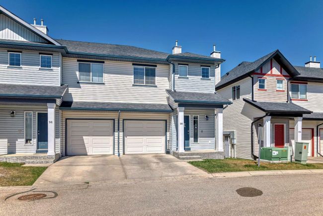 98 Everridge Gardens Sw, Home with 4 bedrooms, 3 bathrooms and 2 parking in Calgary AB | Image 4