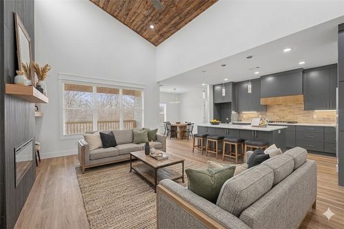 1 Logan Ln, Bella Vista, AR, 72715-4331 | Card Image