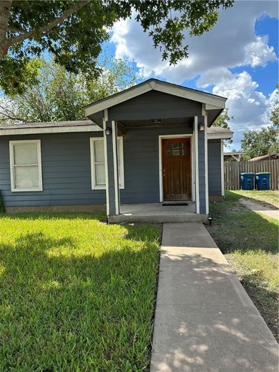 209 N Lightburne Street, House other with 3 bedrooms, 1 bathrooms and null parking in Beeville TX | Image 3