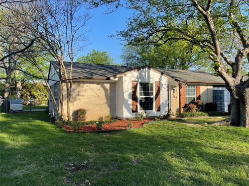 712 Sw Sunnybrook Dr, Burleson, TX, 76028-5216 | Card Image