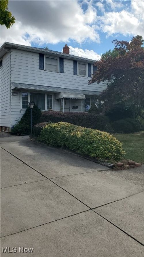 815 E 272nd St, Euclid, OH, 44132-2002 | Card Image
