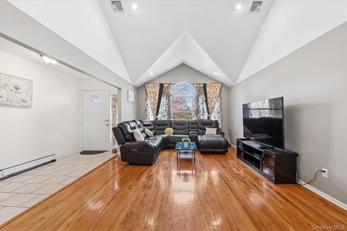 115 Schley Ave, Albertson, NY, 11507-1712 | Card Image