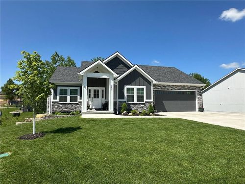 546 Oakwood Ln, Tonganoxie, KS, 66086-7807 | Card Image