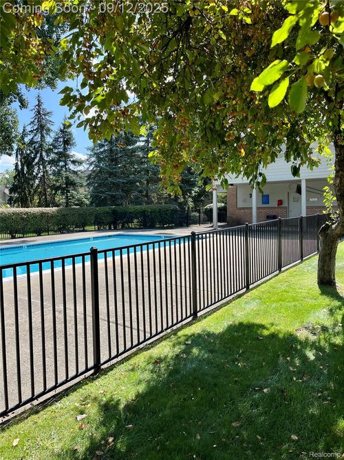 31502 Merriwood Park Dr, Livonia, MI, 48152-4232 | Card Image