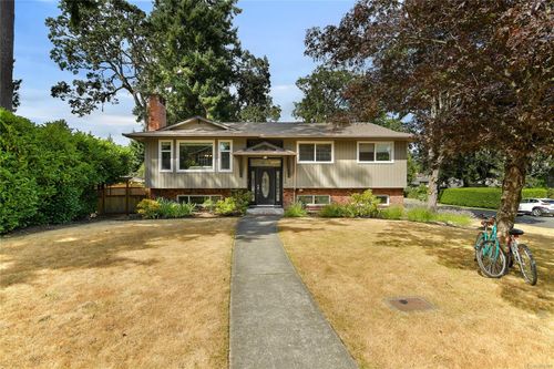 1530 Cedarglen Rd, Saanich, BC, V8N2A9 | Card Image