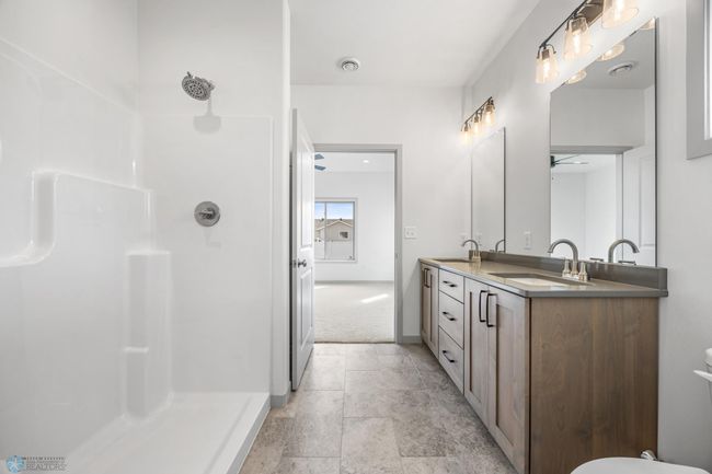 Primary Bathroom | Image 21