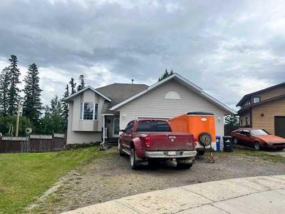 11231 Leonard St, House detached with 4 bedrooms, 3 bathrooms and 4 parking in Grande Cache AB | Image 1