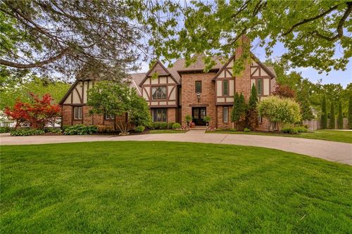 8525 Briar Ln, Prairie Village, KS, 66207-1748 | Card Image