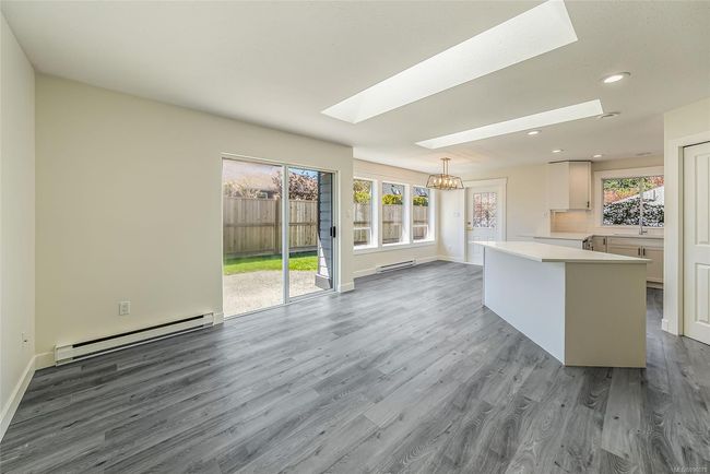 704 Sutton Pl, House other with 3 bedrooms, 2 bathrooms and 3 parking in Qualicum Beach BC | Image 16