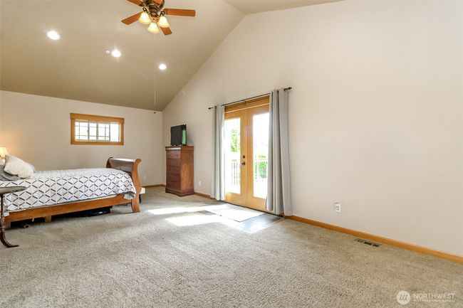 Large family room | Image 21
