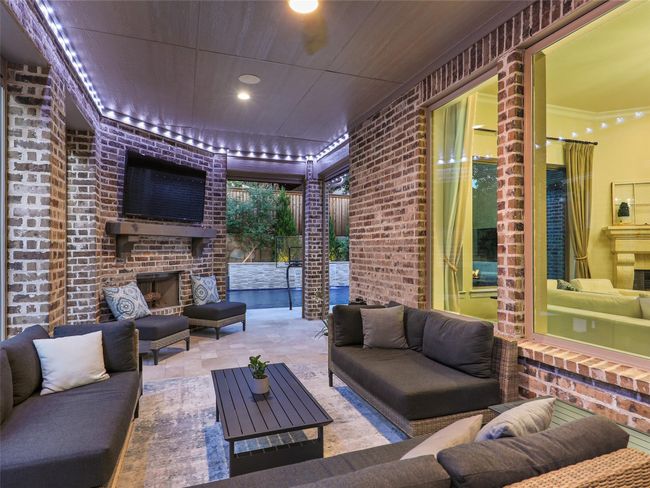 Patio with JellyFish lighting and Sonance outdoor sound system | Image 39