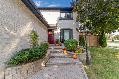 2 Woolen Mill Rd, Home with 3 bedrooms, 2 bathrooms and 5 parking in Markham ON | Image 3