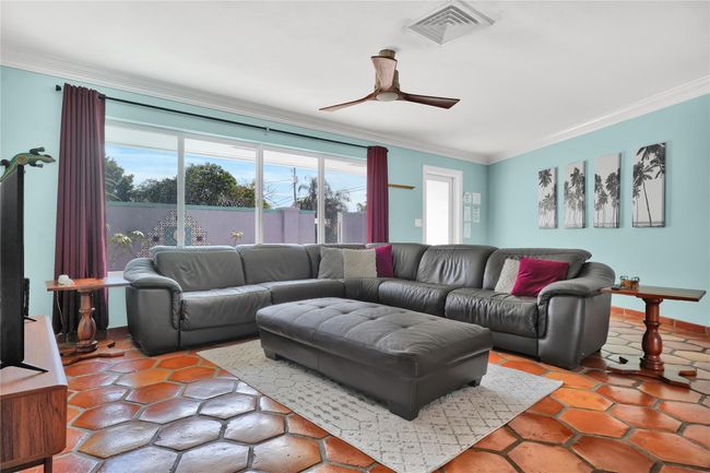 2009 Ne 24th St, House other with 2 bedrooms, 2 bathrooms and null parking in Wilton Manors FL | Image 5