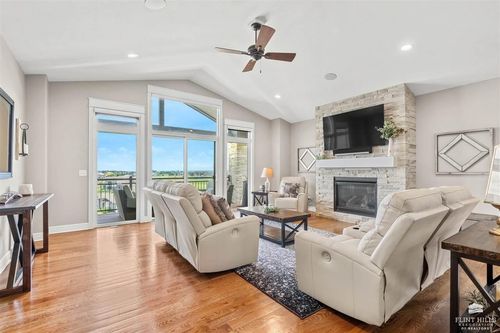 3426 Pinehurst Cir, Manhattan, KS, 66503-9817 | Card Image