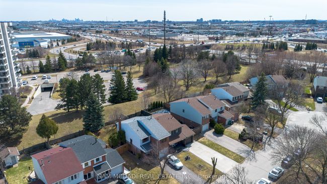 80 Longbourne Cres, House attached with 3 bedrooms, 2 bathrooms and 4 parking in Brampton ON | Image 33
