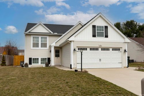 4305 Cherry Pointe Dr, South Bend, IN, 46628-7401 | Card Image