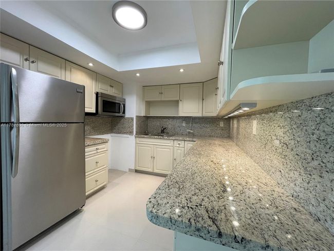 APT-403 - 2924 Collins Ave, Condo with 2 bedrooms, 2 bathrooms and null parking in Miami Beach FL | Image 9