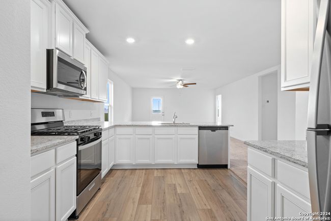 10946 Lafayette Loop, House other with 3 bedrooms, 2 bathrooms and null parking in Converse TX | Image 6