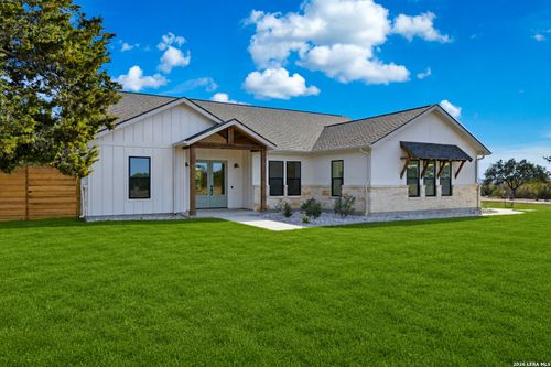 389 Rio Cir, Pipe Creek, TX, 78063-5874 | Card Image