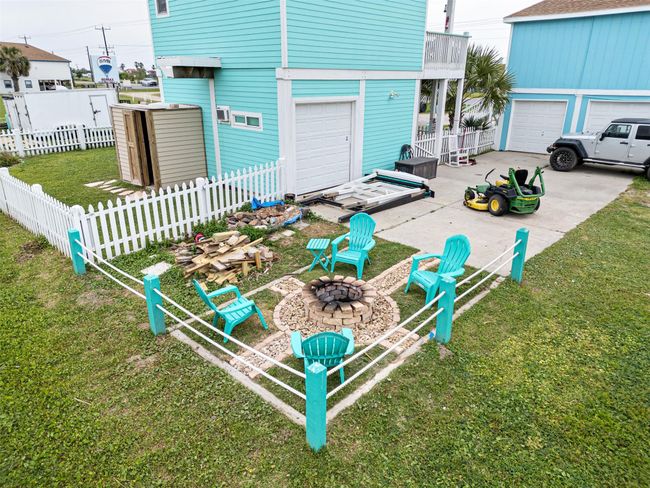 2080 Highway 87, House other with 0 bedrooms, 3 bathrooms and 2 parking in Crystal Beach TX | Image 9