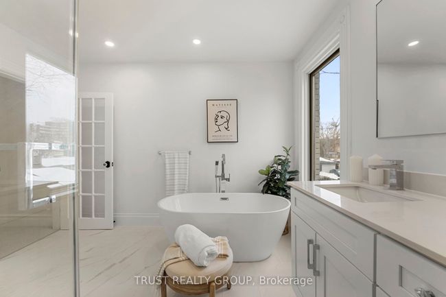 121 Palmerston Ave, House attached with 4 bedrooms, 3 bathrooms and null parking in Toronto ON | Image 11