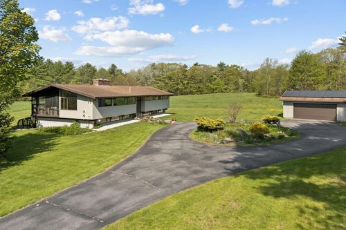 98 Field Rd, Falmouth, ME, 04105-1104 | Card Image
