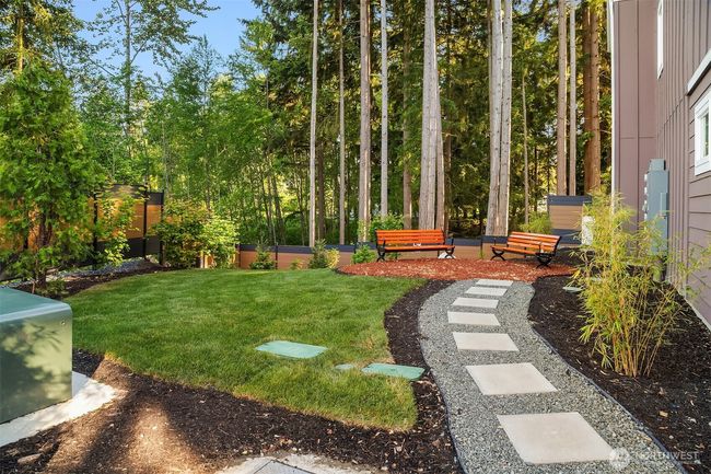Landscaped sitting area for neighborhood enjoyment. | Image 34
