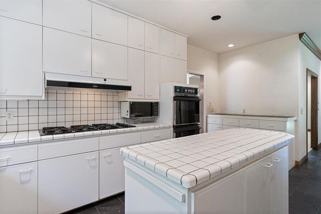 1409 Glenbrook Ter, House other with 3 bedrooms, 4 bathrooms and null parking in Nichols Hills OK | Image 9