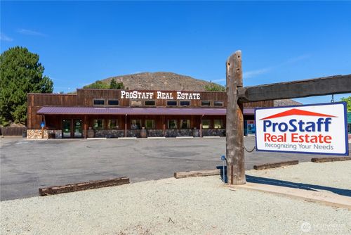 911 19th Ave, Oroville, WA, 98844-9325 | Card Image