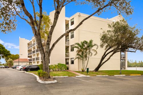 110-118 Lake Emerald Dr, Oakland Park, FL, 33309-6272 | Card Image