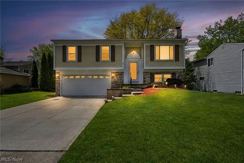 8600 Brentwood Dr, Olmsted Twp, OH, 44138-2115 | Card Image
