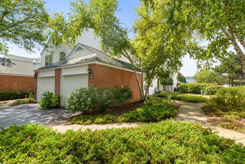 106 Woodbury Ln, Lake Bluff, IL, 60044-1147 | Card Image