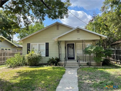 588 S Castell Ave, New Braunfels, TX, 78130-7621 | Card Image