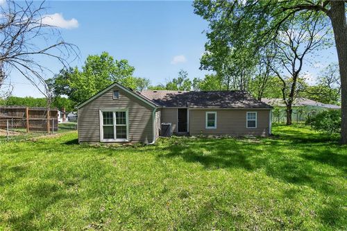8318 Pershing Rd, Raytown, MO, 64138-3633 | Card Image