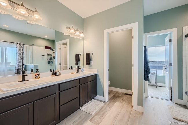 Second primary bathroom or full bath 4 on upper floor | Image 32