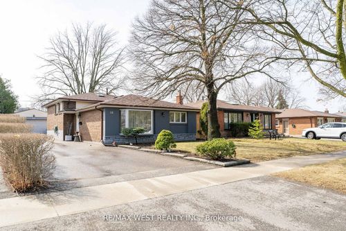 11 Farley Cres, Etobicoke, ON, M9R2A5 | Card Image