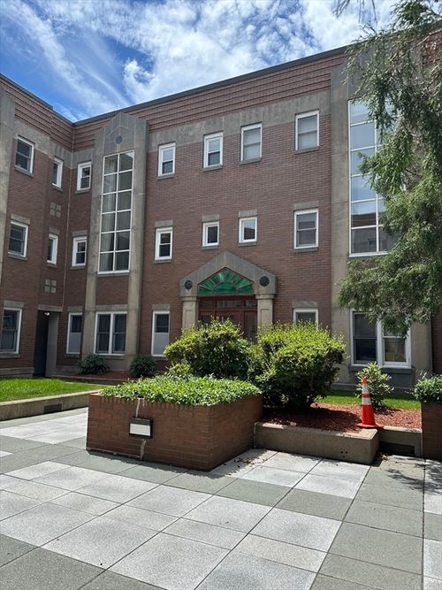 apt-2-28 Parkman St, Brookline, MA, 02446-3811 | Card Image