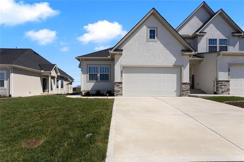 4017 Ne Sagamore Dr, Lee's Summit, MO, 64064-7854 | Card Image