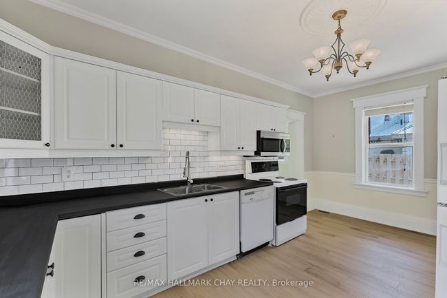 111 Penetang St, House other with 2 bedrooms, 2 bathrooms and 4 parking in Barrie ON | Image 9