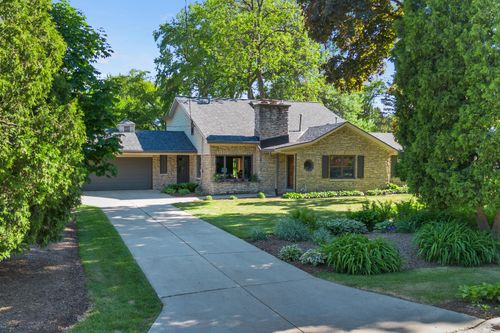 115 W Green Tree Rd, GLENDALE, WI, 53217-3810 | Card Image