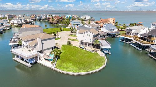 547 Sunset Cir, Tiki Island, TX, 77554-7805 | Card Image
