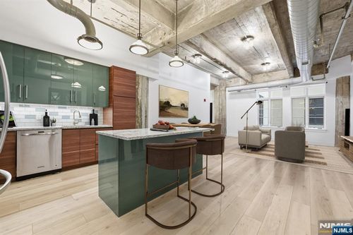 140 Bay St, Jersey City, NJ, 07302-5909 | Card Image