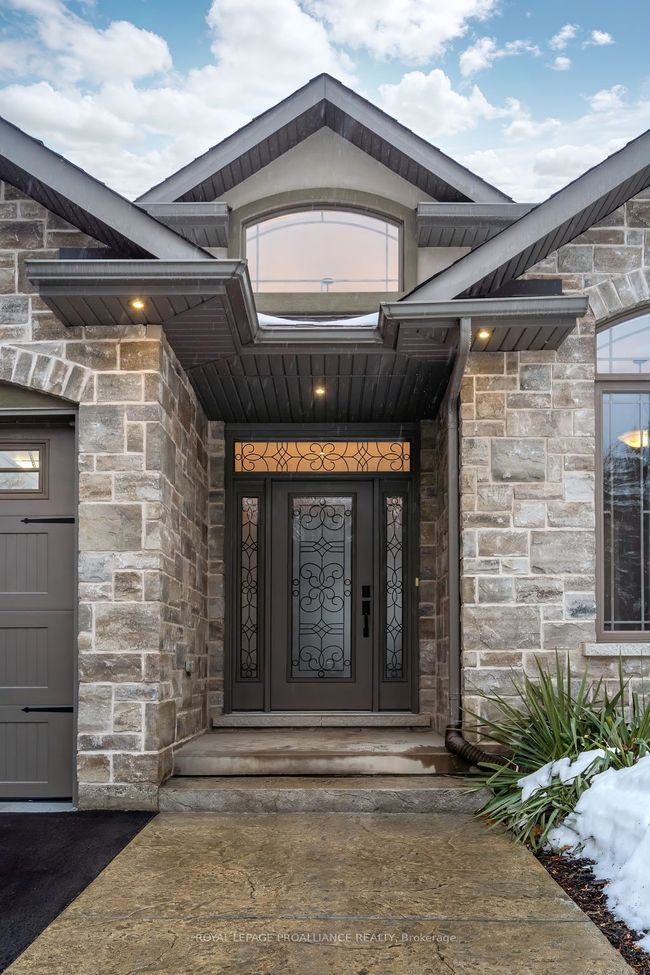 18 Windwhisper Dr, House other with 3 bedrooms, 2 bathrooms and 7 parking in Plainfield ON | Image 4