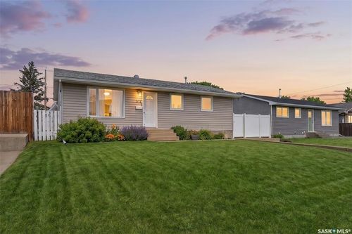 1312 Stadacona Street W, Moose Jaw, SK, S6H6M9 | Card Image