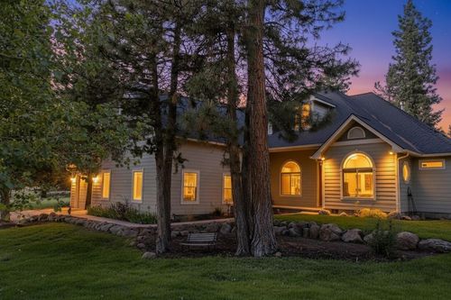 10421 Kestrel Rd, Klamath Falls, OR, 97601-8677 | Card Image