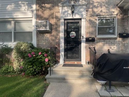 216a-81-11 Langdale St, New Hyde Park, NY, 11040-1818 | Card Image