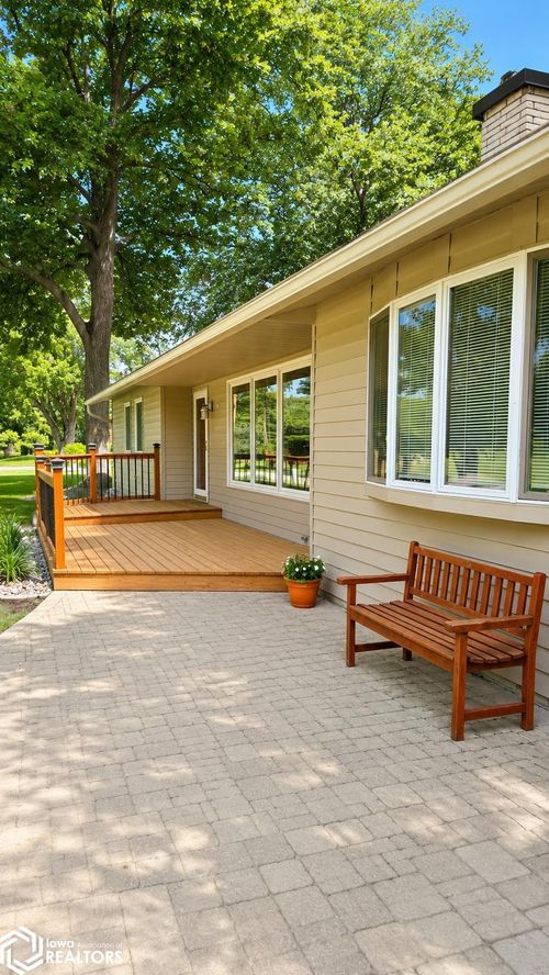 105 S Oakmont Dr, Forest City, IA, 50436-2167 | Card Image